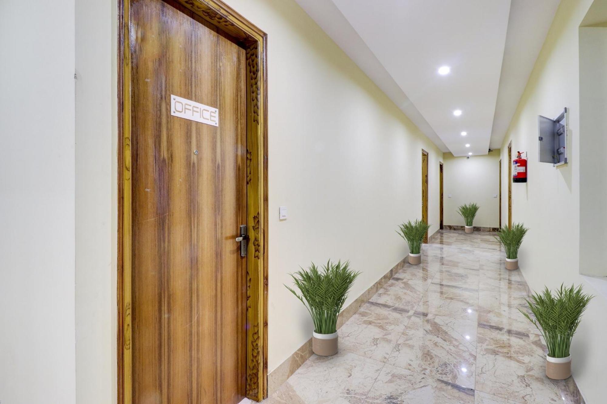 Super Capital O Crestwood Inn Dehradun Dış mekan fotoğraf