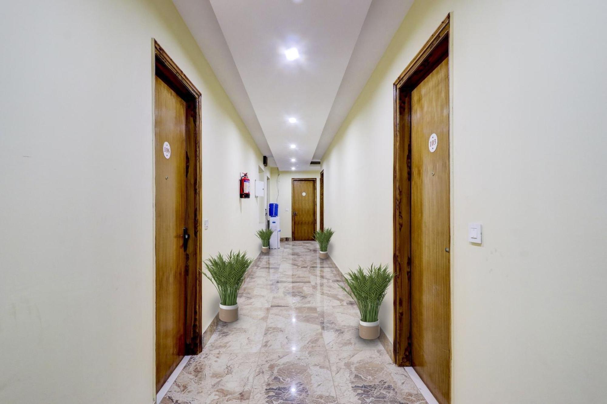 Super Capital O Crestwood Inn Dehradun Dış mekan fotoğraf