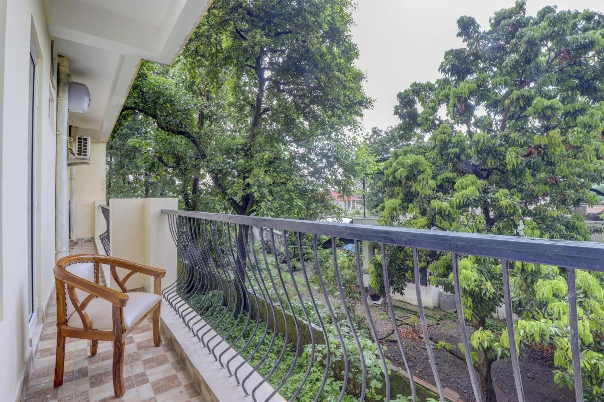 Super Capital O Crestwood Inn Dehradun Dış mekan fotoğraf